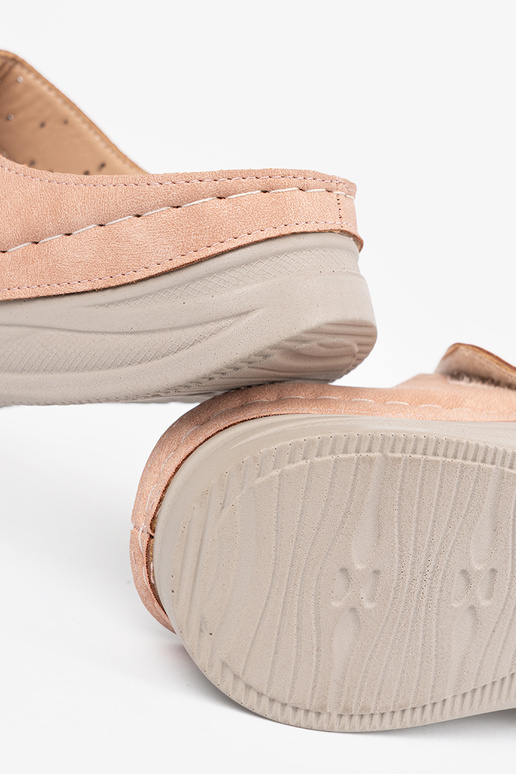 Schuhe auf niedriger Plattform in rosa