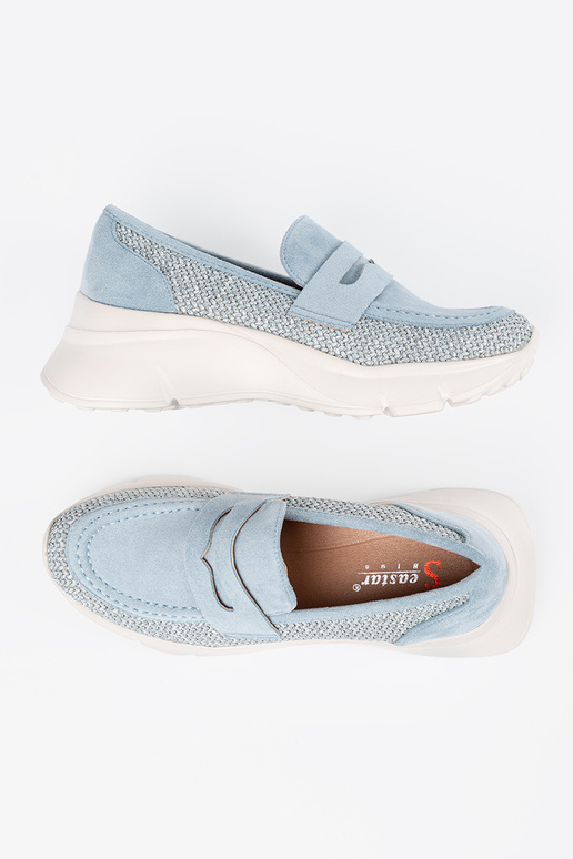 blaue Farbe Halbschuhe auf einer... blaue Farbe Halbschuhe auf einer...