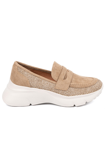 Beige Halbschuhe auf einer...