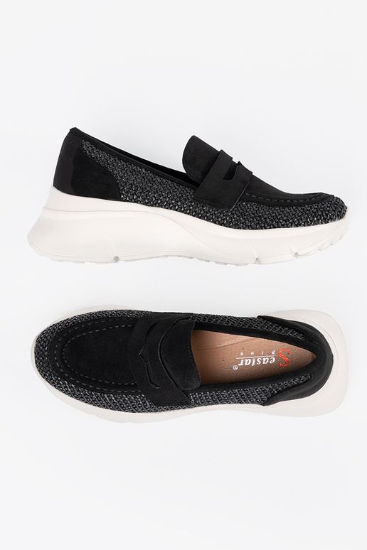 schZuarze Farbe Halbschuhe auf einer... schZuarze Farbe Halbschuhe auf einer...