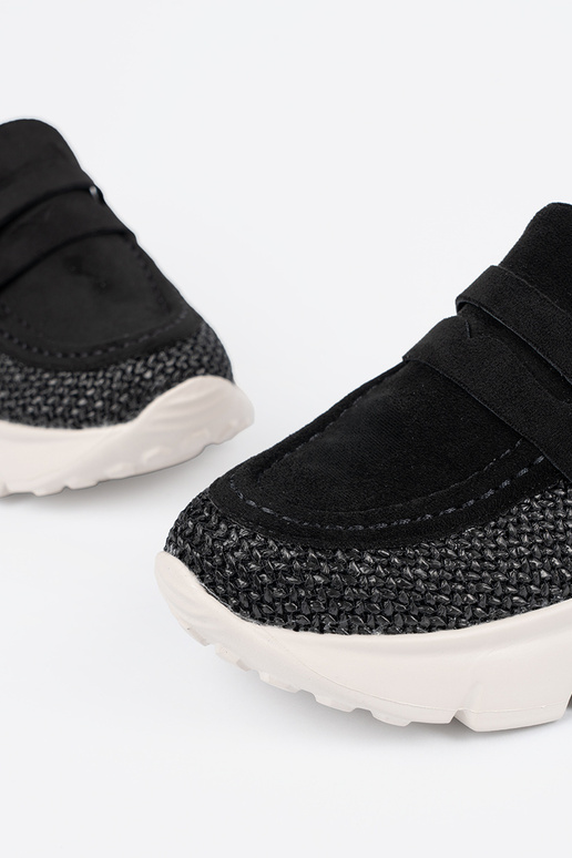 schZuarze Farbe Halbschuhe auf einer... schZuarze Farbe Halbschuhe auf einer...