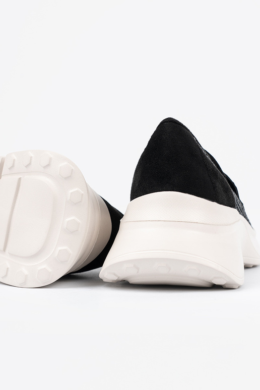 schZuarze Farbe Halbschuhe auf einer... schZuarze Farbe Halbschuhe auf einer...