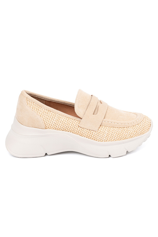 elfenbeinfarbe Halbschuhe auf einer... elfenbeinfarbe Halbschuhe auf einer...