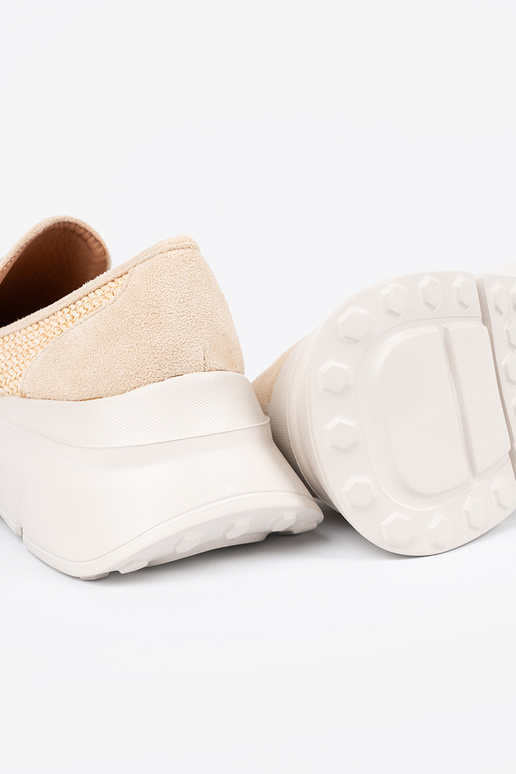 elfenbeinfarbe Halbschuhe auf einer... elfenbeinfarbe Halbschuhe auf einer...