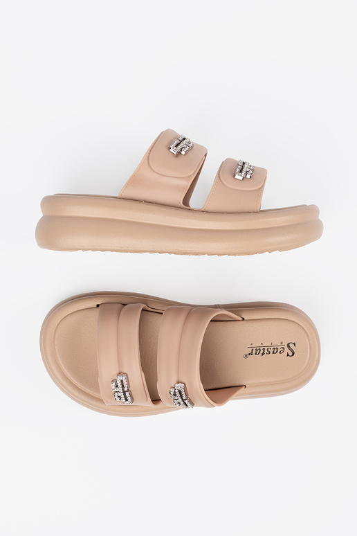 Beige Hausschuhe Frauen mit einer... Beige Hausschuhe Frauen mit einer...