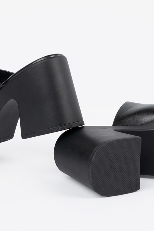 schZuarze Farbe Hausschuhe an der Ferse