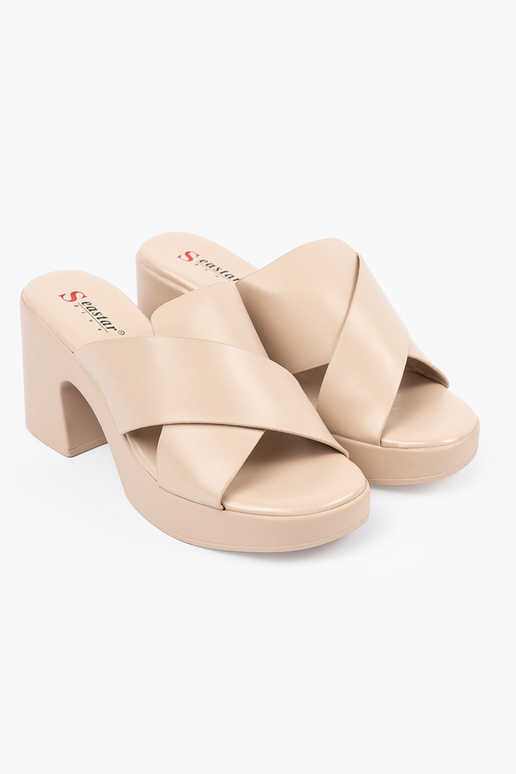 Beige Hausschuhe an der Ferse Beige Hausschuhe an der Ferse