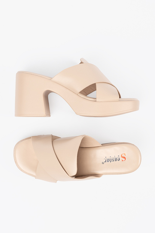 Beige Hausschuhe an der Ferse Beige Hausschuhe an der Ferse