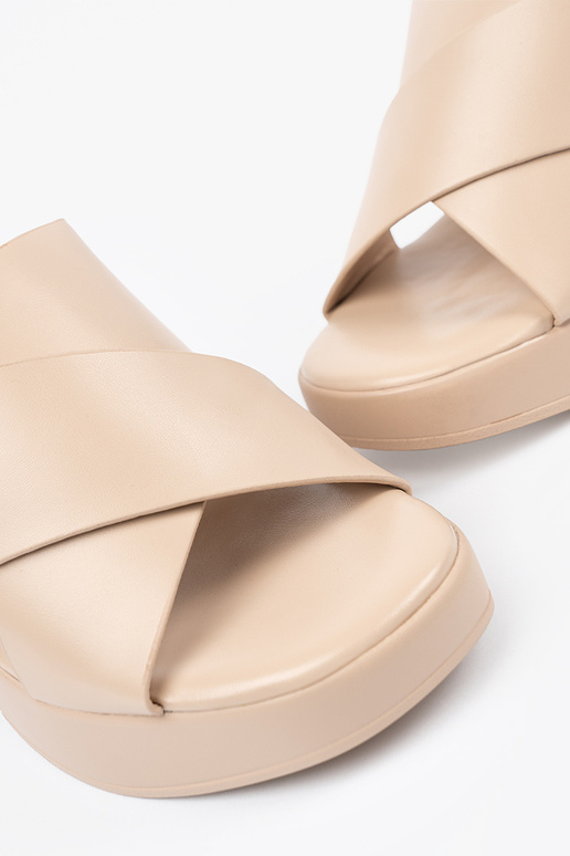 Beige Hausschuhe an der Ferse Beige Hausschuhe an der Ferse