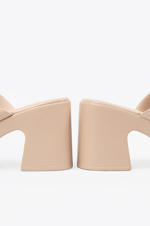 Beige Hausschuhe an der Ferse Beige Hausschuhe an der Ferse