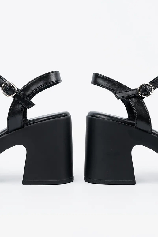 Schwarze Sandalen mit Absatz Schwarze Sandalen mit Absatz