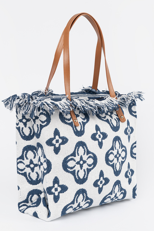 Strandtasche mit Quasten über der... Strandtasche mit Quasten über der...