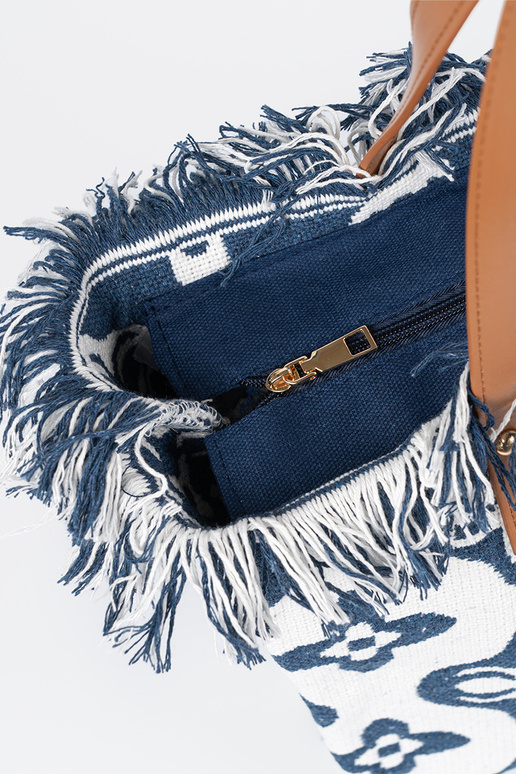 Strandtasche mit Quasten über der... Strandtasche mit Quasten über der...