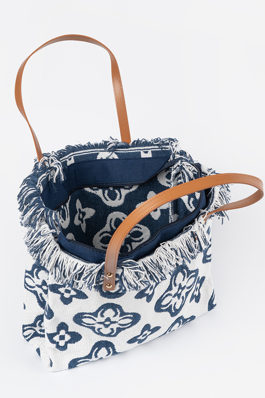 Strandtasche mit Quasten über der... Strandtasche mit Quasten über der...