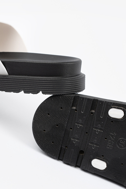 Weiße Pantoletten mit silbernen...