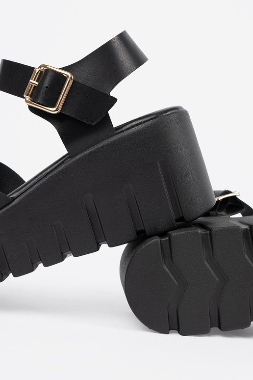 Schwarze Schuhe mit hoher Plattform Schwarze Schuhe mit hoher Plattform
