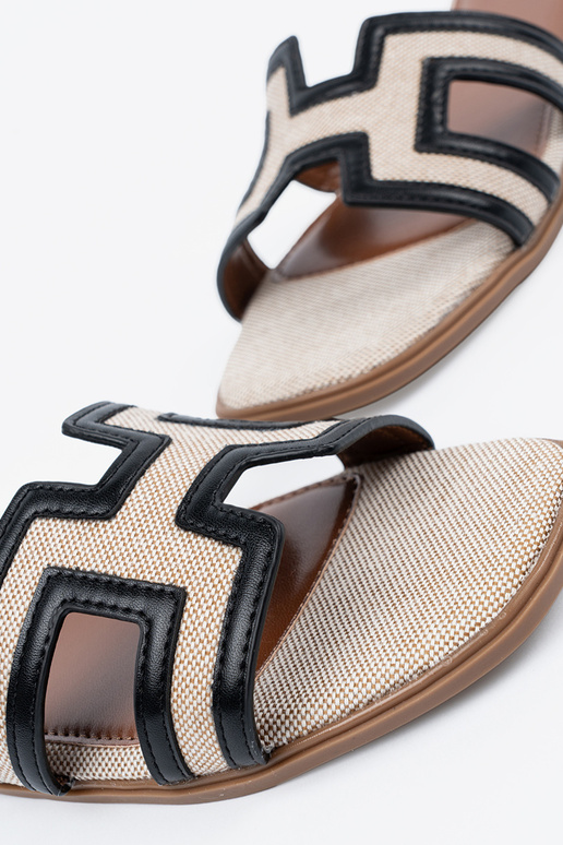 Pantoletten mit dekorativen Ausschnitten