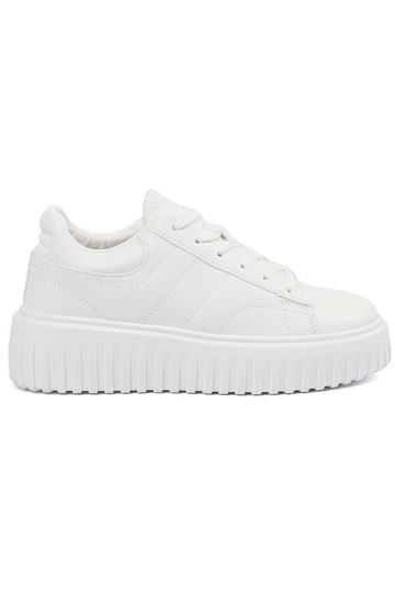 Weiße Sportschuhe im Stil