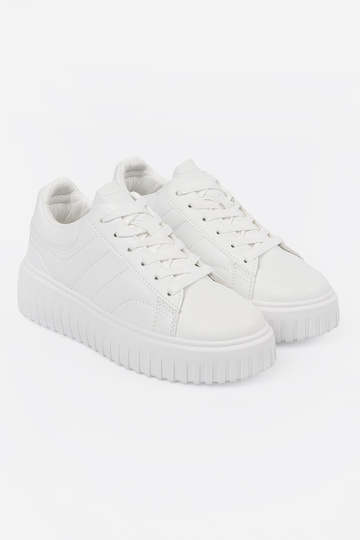 Weiße Sportschuhe im Stil 2