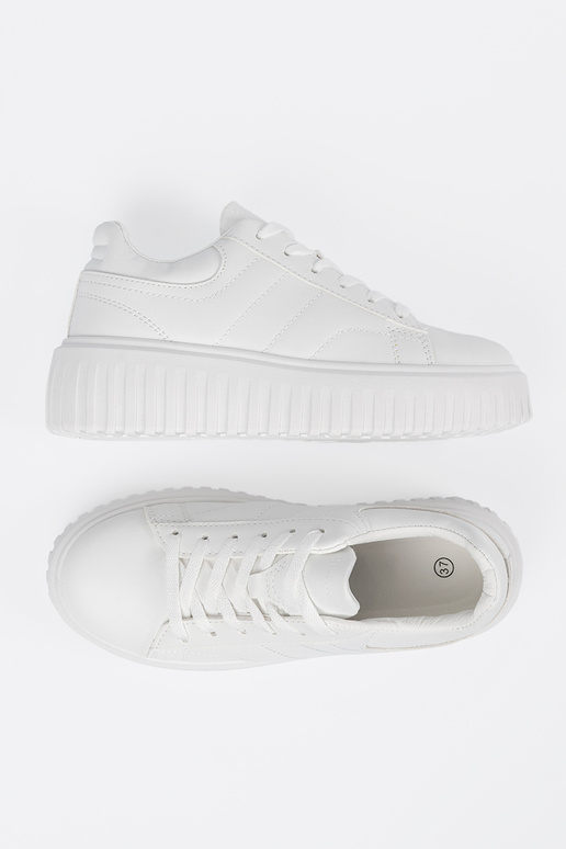 Weiße Sportschuhe im Stil