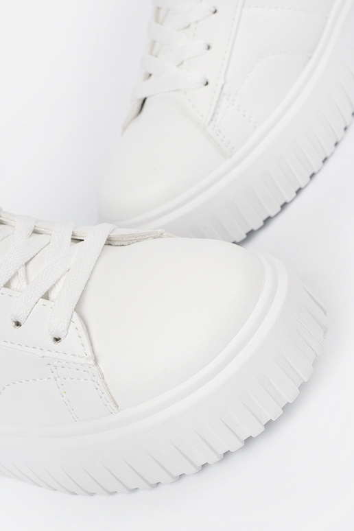 Weiße Sportschuhe im Stil