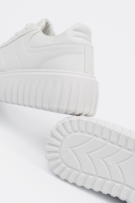 Weiße Sportschuhe im Stil