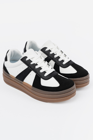 Schwarz-weiße Sportschuhe... 2