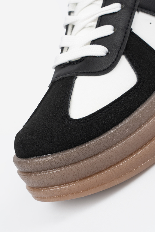 Schwarz-weiße Sportschuhe im...