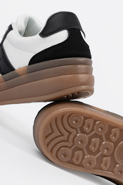 Schwarz-weiße Sportschuhe im...