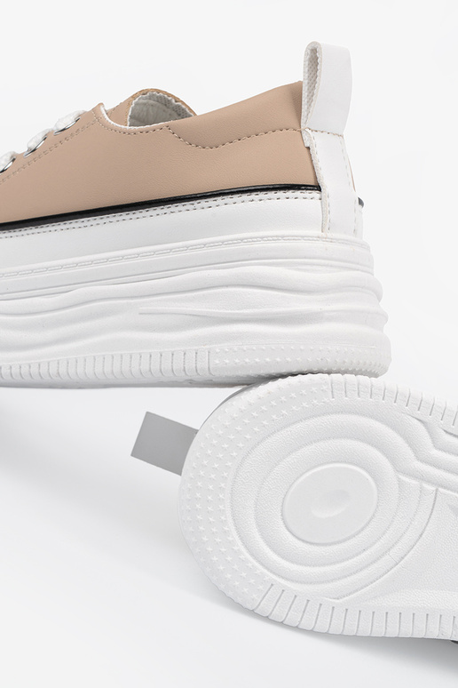 Sandfarbene Sportschuhe mit Plateau