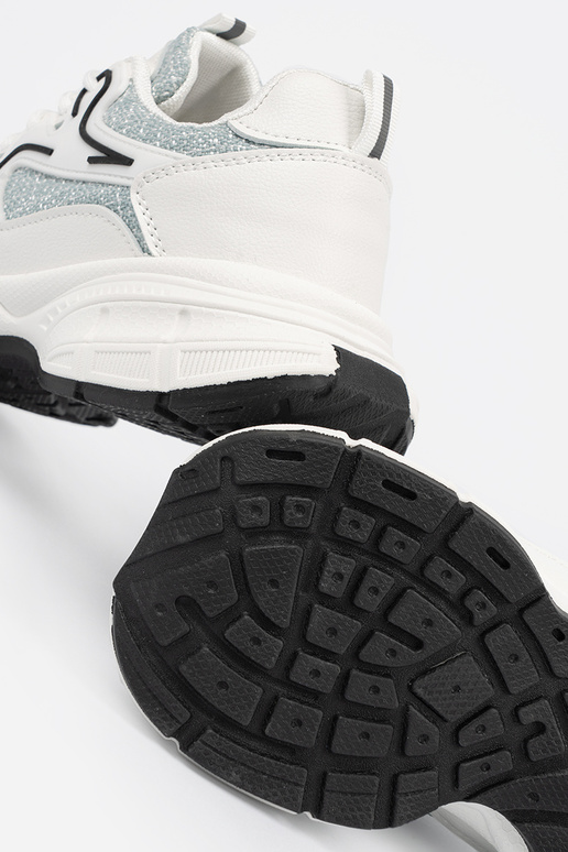 Weiß-grüne Sportschuhe im sportlichen...