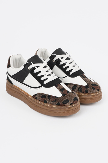 Schwarz-weiße Sportschuhe... 2