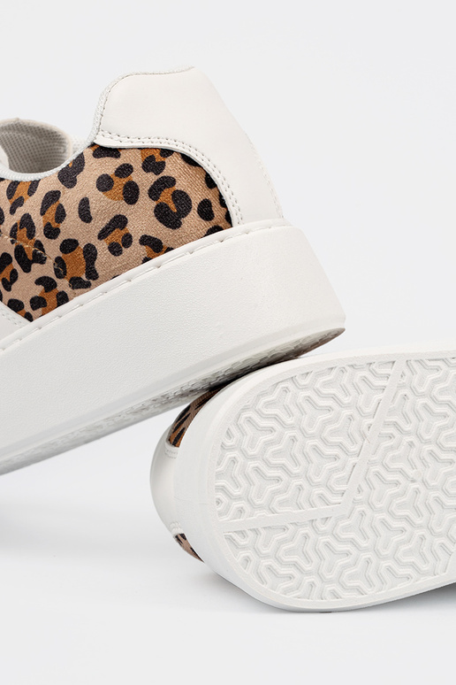 Weiße sportliche Schuhe mit... Weiße sportliche Schuhe mit...