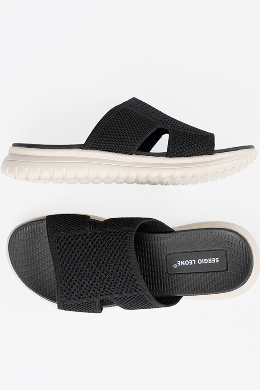 Schwarze Schuhe mit durchbrochenen... Schwarze Schuhe mit durchbrochenen...