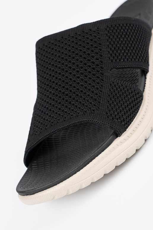 Schwarze Schuhe mit durchbrochenen... Schwarze Schuhe mit durchbrochenen...