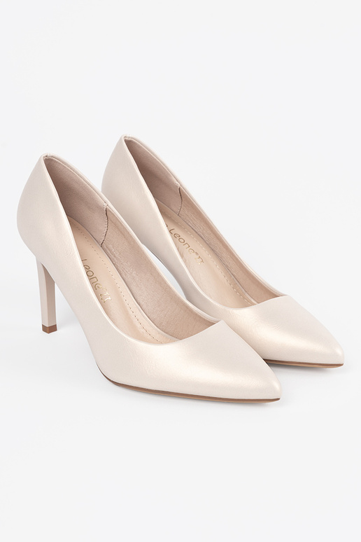 Helle sandfarbene klassische High Heels