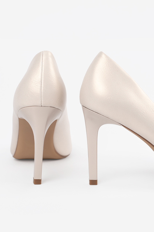 Helle sandfarbene klassische High Heels
