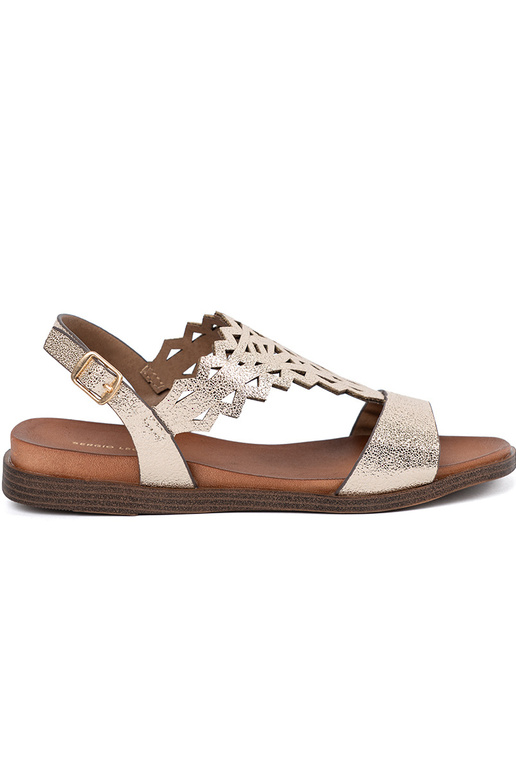 Elfenbeinfarbene Sandalen auf weißer...