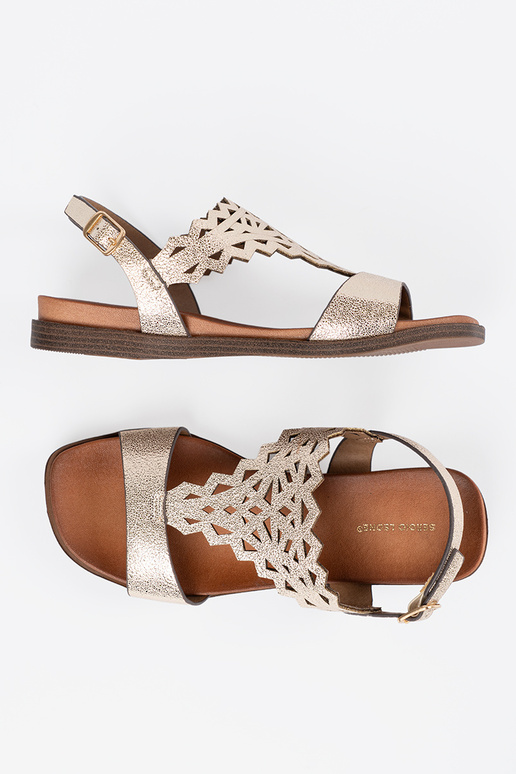 Elfenbeinfarbene Sandalen auf weißer...