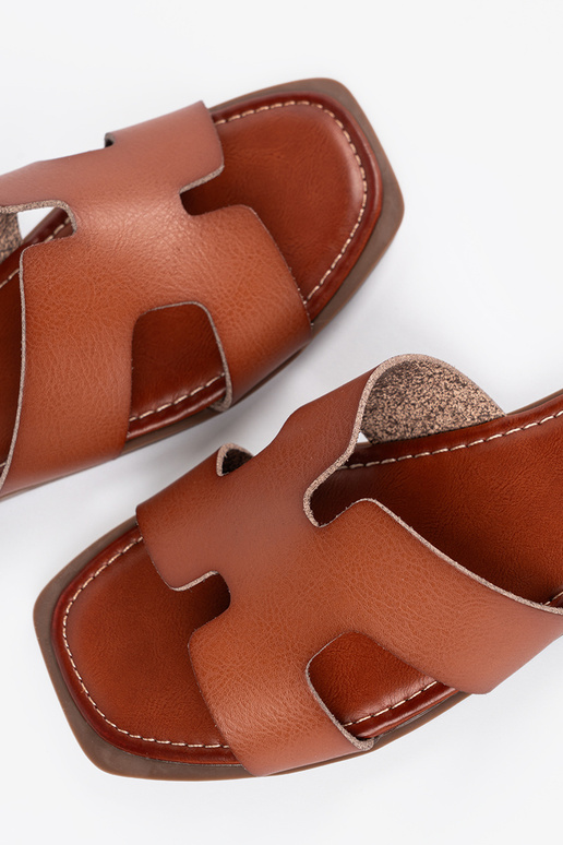 Braune Hausschuhe mit quadrater Spitze