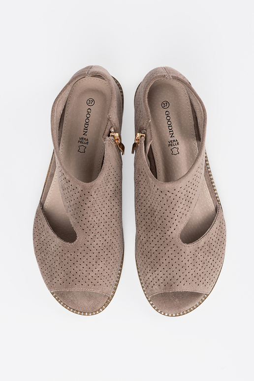 Flache, durchbrochene Sandalen in... Flache, durchbrochene Sandalen in...
