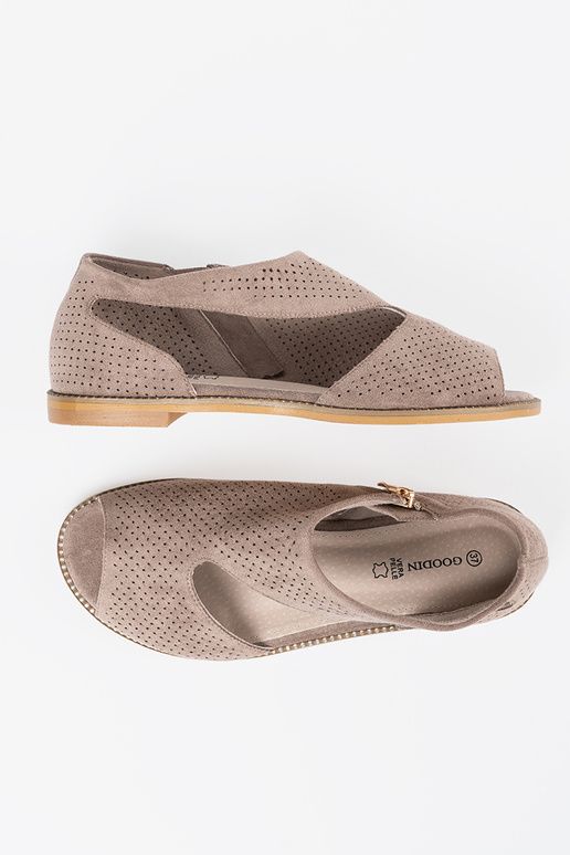 Flache, durchbrochene Sandalen in... Flache, durchbrochene Sandalen in...