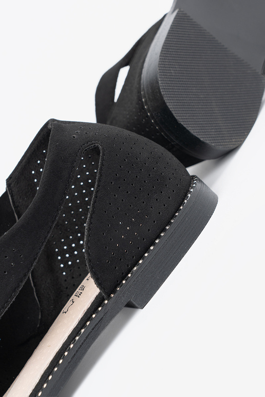 Flache, durchbrochene Sandalen in...