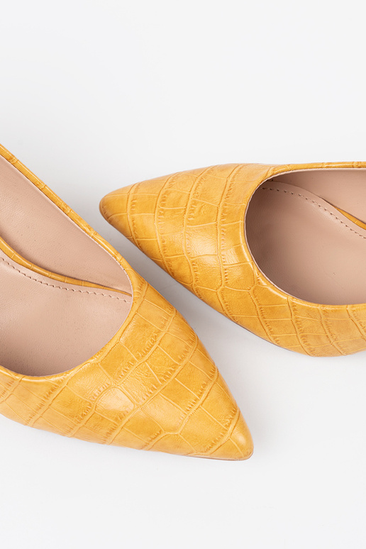 Gelbe klassische High Heels auf... Gelbe klassische High Heels auf...