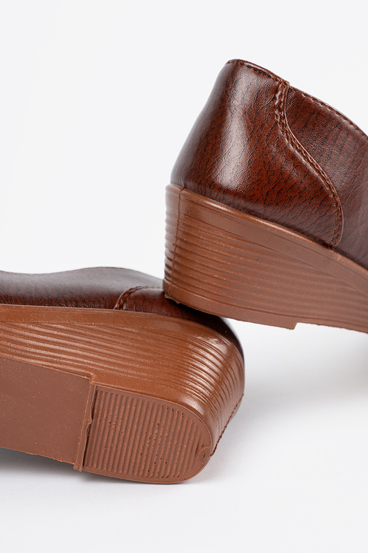 Klassische braune Slipper mit Verschluss