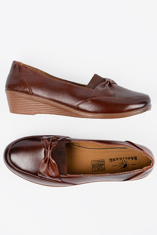 Braune Slipper mit Verschluss und...