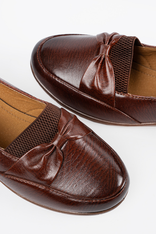 Braune Slipper mit Verschluss und...