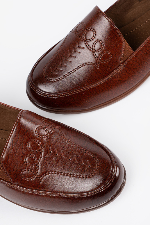 Braune klassische Slipper mit Verschluss