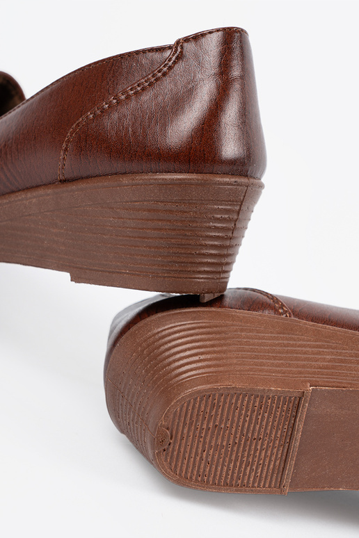 Braune klassische Slipper mit Verschluss