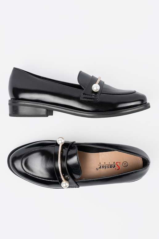 Schwarze lackierte Mokassins mit Perlen